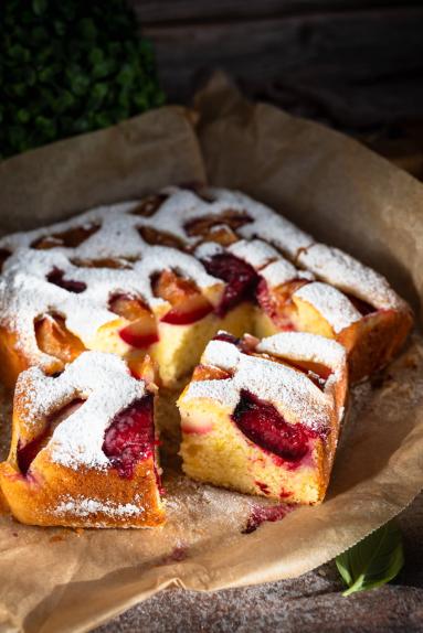 Zdjęcie - Ciasto jogurtowe ze śliwkami - Przepisy kulinarne ze zdjęciami