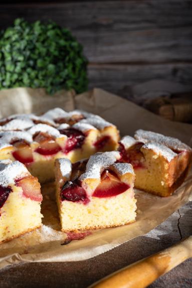 Zdjęcie - Ciasto jogurtowe ze śliwkami - Przepisy kulinarne ze zdjęciami