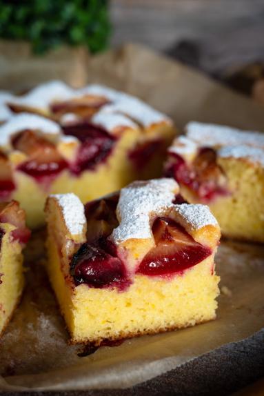 Zdjęcie - Ciasto jogurtowe ze śliwkami - Przepisy kulinarne ze zdjęciami