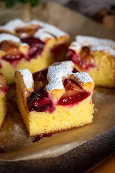 Zdjęcie - Ciasto jogurtowe ze śliwkami - Przepisy kulinarne ze zdjęciami