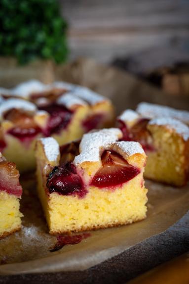 Zdjęcie - Ciasto jogurtowe ze śliwkami - Przepisy kulinarne ze zdjęciami