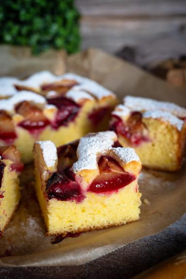 Zdjęcie - Ciasto jogurtowe ze śliwkami - Przepisy kulinarne ze zdjęciami