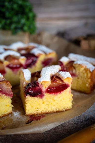 Zdjęcie - Ciasto jogurtowe ze śliwkami - Przepisy kulinarne ze zdjęciami
