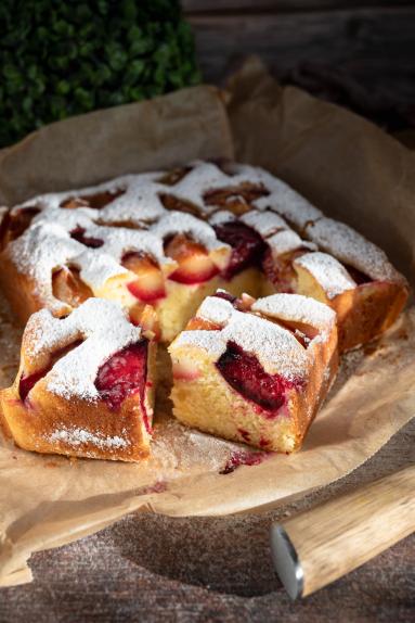 Zdjęcie - Ciasto jogurtowe ze śliwkami - Przepisy kulinarne ze zdjęciami