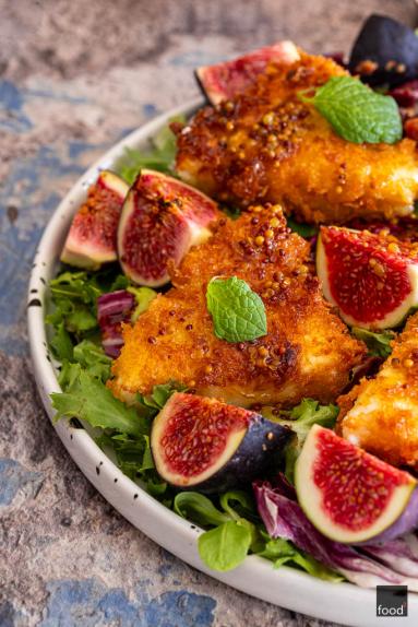Zdjęcie - Feta w panko na sałacie z figami - Przepisy kulinarne ze zdjęciami