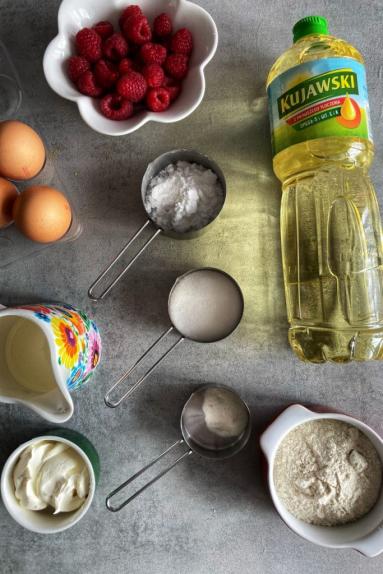 Zdjęcie - Biszkopt z malinami i mascarpone - Przepisy kulinarne ze zdjęciami