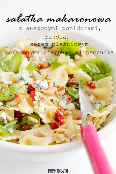 Zdjęcie - Sałatka makaronowa z suszonymi pomidorami, rukolą i serem pleśniowym - Przepisy kulinarne ze zdjęciami