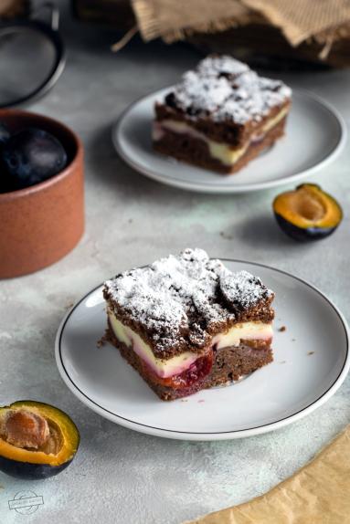 Zdjęcie - Kakaowe ciasto z budyniem i śliwkami - Przepisy kulinarne ze zdjęciami