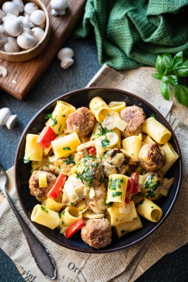 Zdjęcie - Makaron z klopsikami w sosie porowo-pieczarkowym - Przepisy kulinarne ze zdjęciami