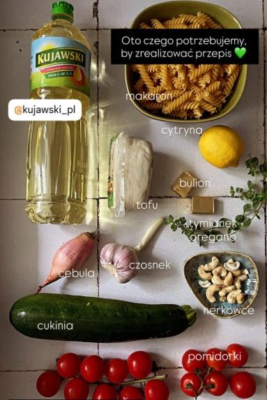 Zdjęcie - Makaron z cukinią, pomidorkami i tofu - Przepisy kulinarne ze zdjęciami