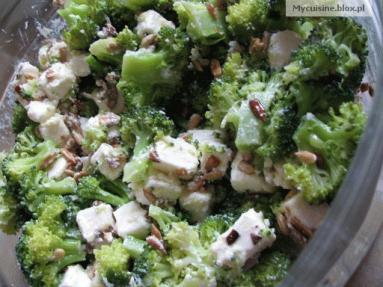 Zdjęcie - Sałatka z brokułów i fety  - Przepisy kulinarne ze zdjęciami