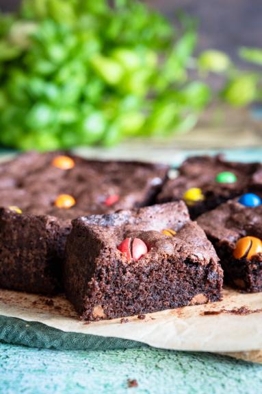 Zdjęcie - Brownie z m&m’s - Przepisy kulinarne ze zdjęciami