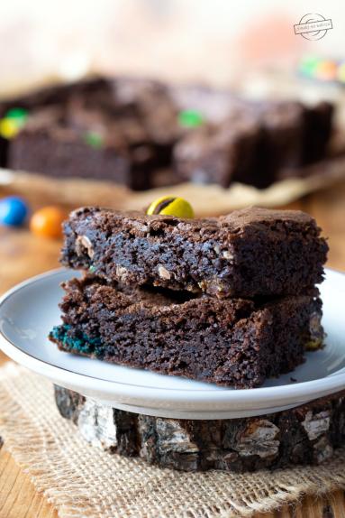 Zdjęcie - Brownie z m&m’s - Przepisy kulinarne ze zdjęciami