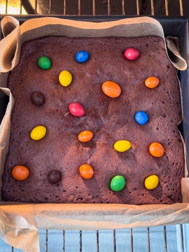 Zdjęcie - Brownie z m&m’s - Przepisy kulinarne ze zdjęciami