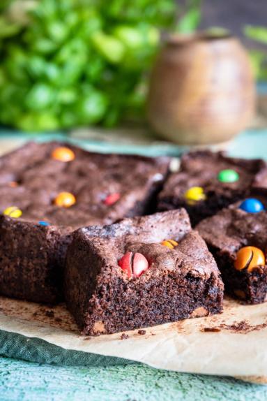 Zdjęcie - Brownie z m&m’s - Przepisy kulinarne ze zdjęciami
