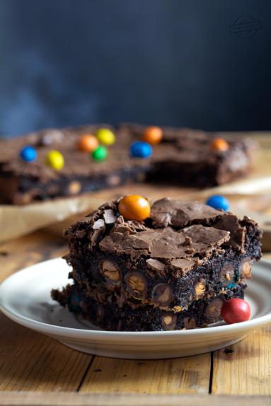 Zdjęcie - Brownie z m&m’s - Przepisy kulinarne ze zdjęciami