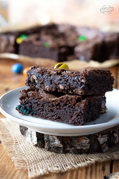 Zdjęcie - Brownie z m&m’s - Przepisy kulinarne ze zdjęciami