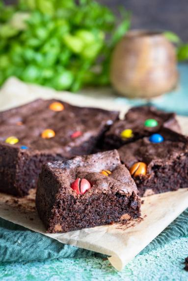 Zdjęcie - Brownie z m&m’s - Przepisy kulinarne ze zdjęciami