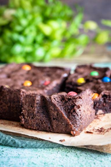 Zdjęcie - Brownie z m&m’s - Przepisy kulinarne ze zdjęciami