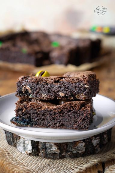 Zdjęcie - Brownie z m&m’s - Przepisy kulinarne ze zdjęciami
