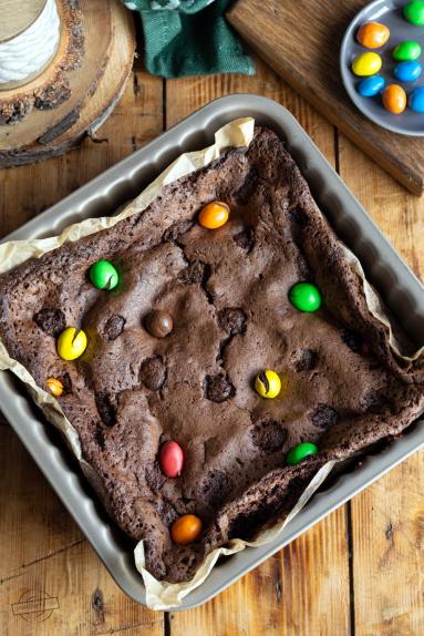Zdjęcie - Brownie z m&m’s - Przepisy kulinarne ze zdjęciami