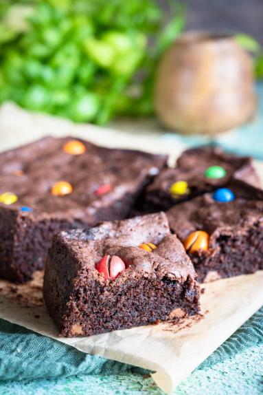 Zdjęcie - Brownie z m&m’s - Przepisy kulinarne ze zdjęciami