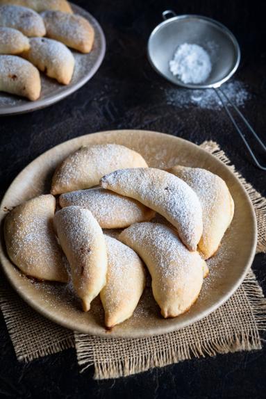 Zdjęcie - Rogaliki z twarogowo-bananowym nadzieniem - Przepisy kulinarne ze zdjęciami