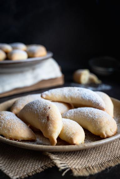 Zdjęcie - Rogaliki z twarogowo-bananowym nadzieniem - Przepisy kulinarne ze zdjęciami