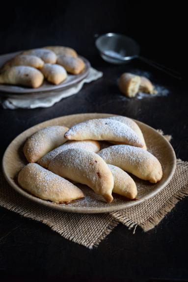 Zdjęcie - Rogaliki z twarogowo-bananowym nadzieniem - Przepisy kulinarne ze zdjęciami