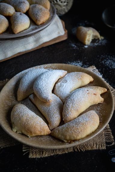 Zdjęcie - Rogaliki z twarogowo-bananowym nadzieniem - Przepisy kulinarne ze zdjęciami