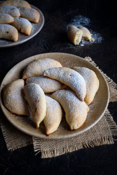 Zdjęcie - Rogaliki z twarogowo-bananowym nadzieniem - Przepisy kulinarne ze zdjęciami