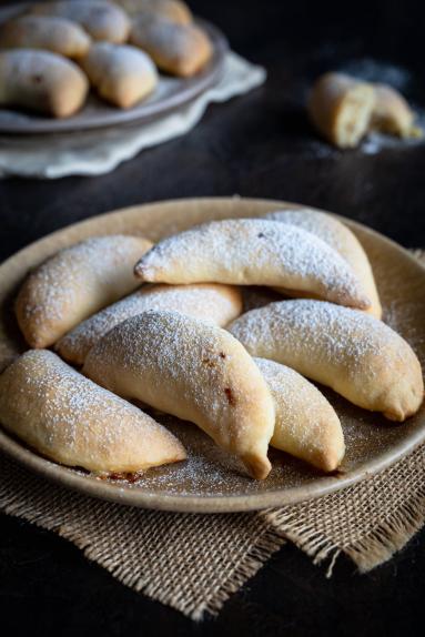 Zdjęcie - Rogaliki z twarogowo-bananowym nadzieniem - Przepisy kulinarne ze zdjęciami