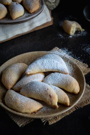 Zdjęcie - Rogaliki z twarogowo-bananowym nadzieniem - Przepisy kulinarne ze zdjęciami