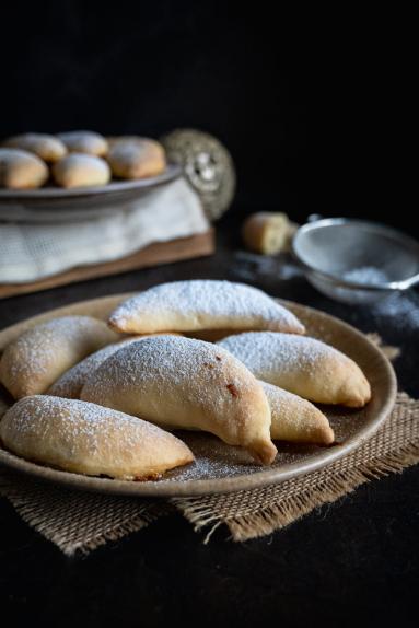 Zdjęcie - Rogaliki z twarogowo-bananowym nadzieniem - Przepisy kulinarne ze zdjęciami