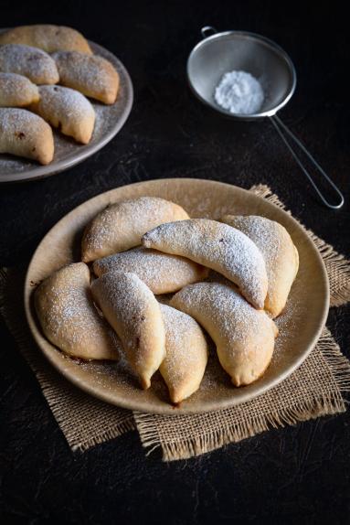 Zdjęcie - Rogaliki z twarogowo-bananowym nadzieniem - Przepisy kulinarne ze zdjęciami