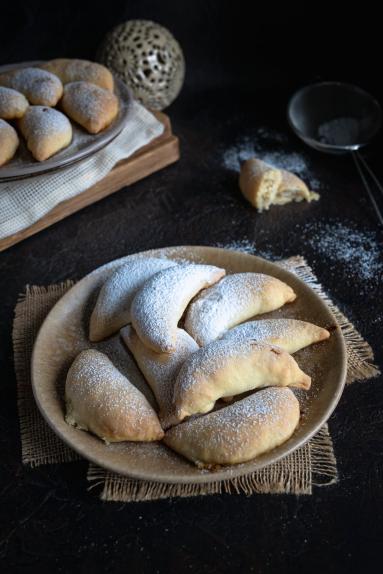 Zdjęcie - Rogaliki z twarogowo-bananowym nadzieniem - Przepisy kulinarne ze zdjęciami