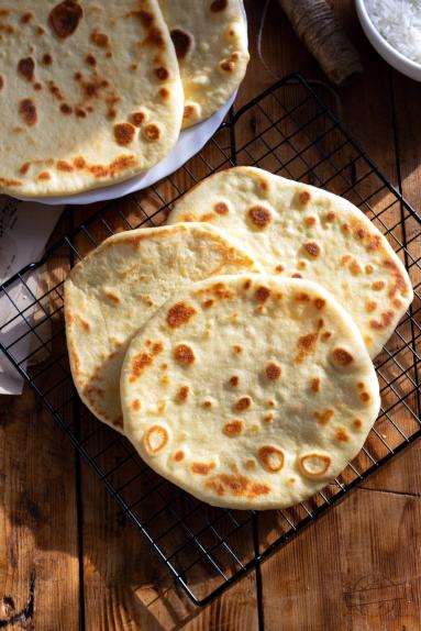 Zdjęcie - Chlebki naan na maślance - Przepisy kulinarne ze zdjęciami