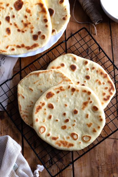 Zdjęcie - Chlebki naan na maślance - Przepisy kulinarne ze zdjęciami