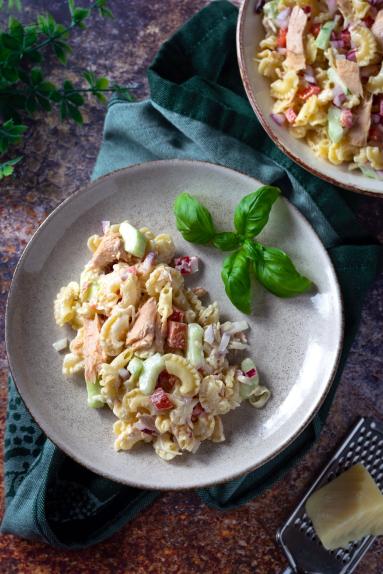 Zdjęcie - Sałatka makaronowa z tuńczykiem - Przepisy kulinarne ze zdjęciami