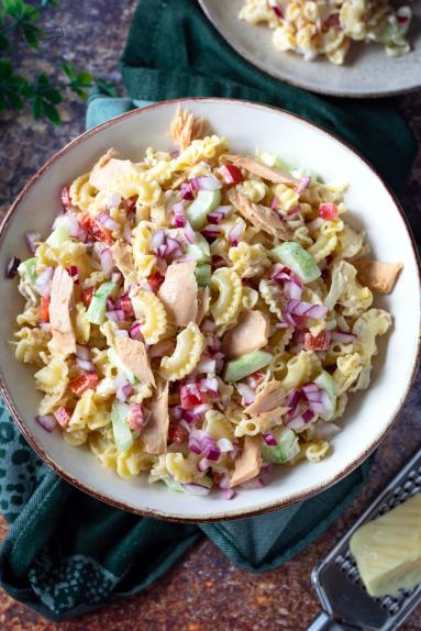 Zdjęcie - Sałatka makaronowa z tuńczykiem - Przepisy kulinarne ze zdjęciami