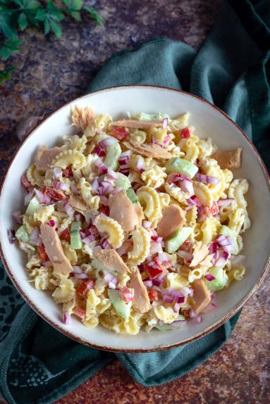 Zdjęcie - Sałatka makaronowa z tuńczykiem - Przepisy kulinarne ze zdjęciami