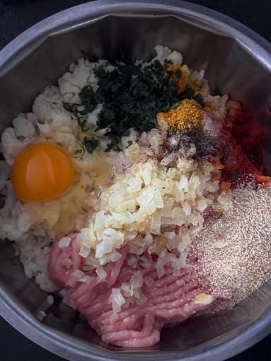 Zdjęcie - Kotleciki drobiowe z kalafiorem - Przepisy kulinarne ze zdjęciami