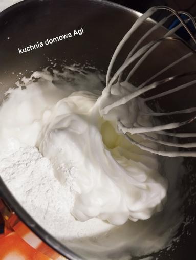 Zdjęcie - Biszkopt kakaowy z 8 jaj bez proszku do pieczenia z pysznym kremem budyniowo-makowym - Przepisy kulinarne ze zdjęciami