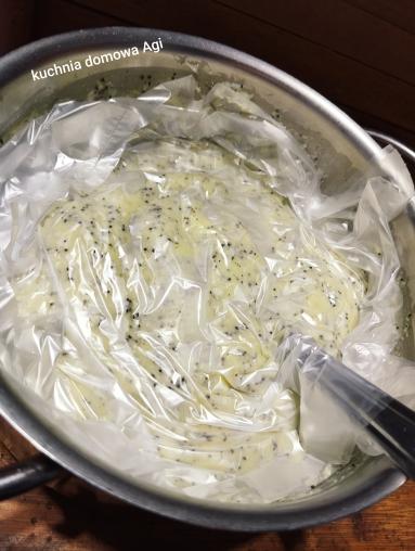 Zdjęcie - Biszkopt kakaowy z 8 jaj bez proszku do pieczenia z pysznym kremem budyniowo-makowym - Przepisy kulinarne ze zdjęciami