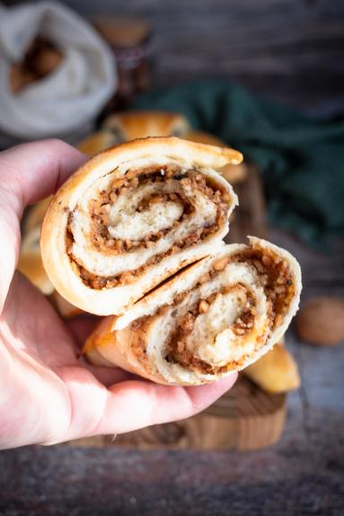 Zdjęcie - Rogale z orzechowym nadzieniem - Przepisy kulinarne ze zdjęciami