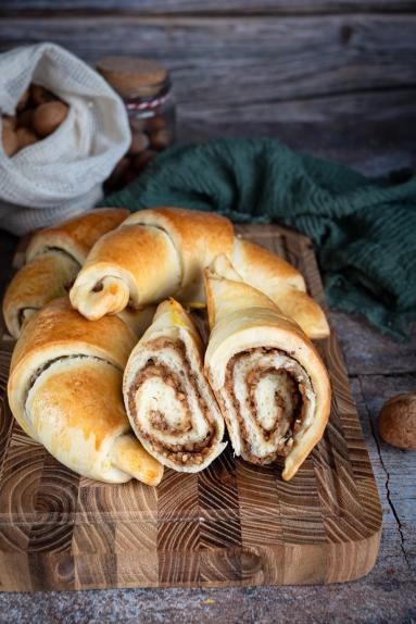 Zdjęcie - Rogale z orzechowym nadzieniem - Przepisy kulinarne ze zdjęciami