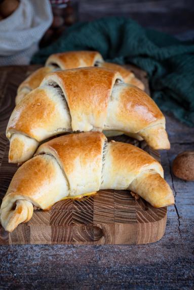 Zdjęcie - Rogale z orzechowym nadzieniem - Przepisy kulinarne ze zdjęciami