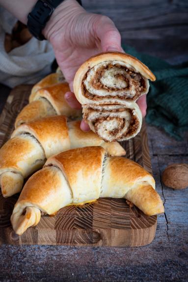 Zdjęcie - Rogale z orzechowym nadzieniem - Przepisy kulinarne ze zdjęciami
