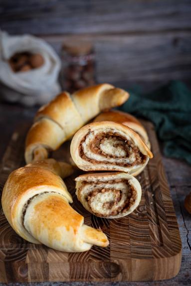 Zdjęcie - Rogale z orzechowym nadzieniem - Przepisy kulinarne ze zdjęciami
