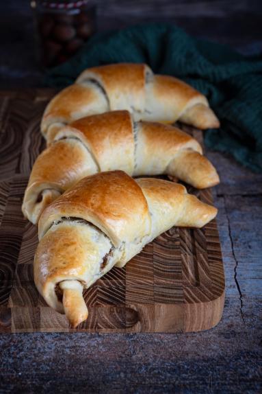 Zdjęcie - Rogale z orzechowym nadzieniem - Przepisy kulinarne ze zdjęciami
